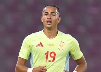 Mateo Joseph, delantero que interesa al Real Betis, jugando un partido con España. | Imagen: X.