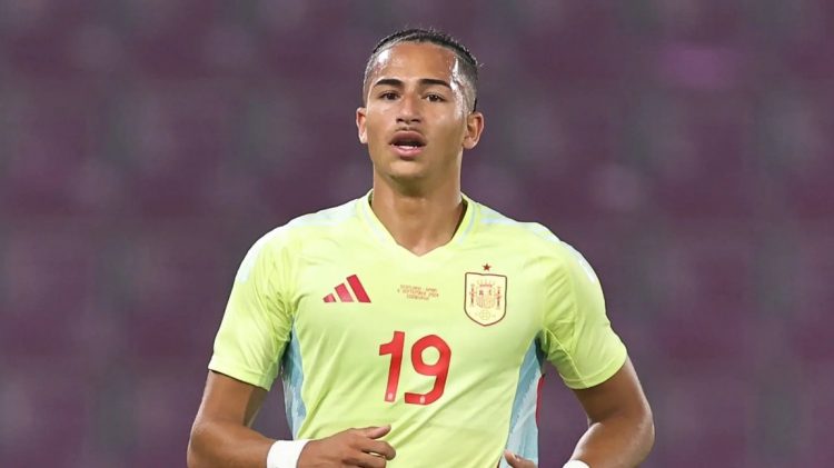 Mateo Joseph, delantero que interesa al Real Betis, jugando un partido con España. | Imagen: X.