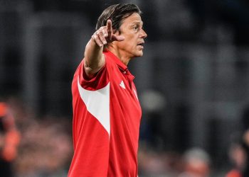 Matías Almeyda dando instrucciones a sus jugadores contra el Olympique de Marsella. | Imagen: perfil de X @SevillaFC.
