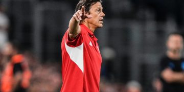 Matías Almeyda dando instrucciones a sus jugadores contra el Olympique de Marsella. | Imagen: perfil de X @SevillaFC.