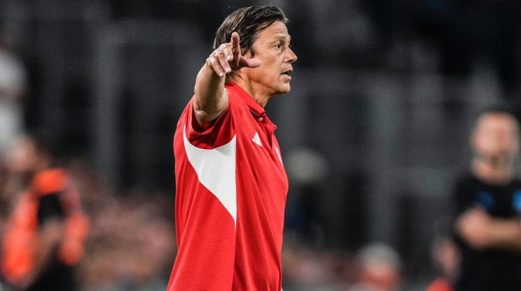 Matías Almeyda dando instrucciones a sus jugadores contra el Olympique de Marsella. | Imagen: perfil de X @SevillaFC.