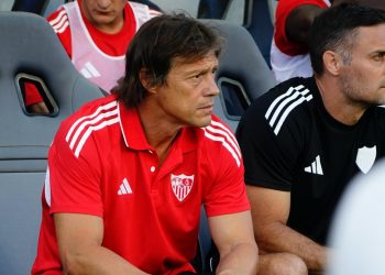 Matías Almeyda, entrenador del Sevilla FC, sentado en el banquillo. | Imagen: perfil de X @SevillaFC_ENG.