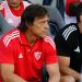 Matías Almeyda, entrenador del Sevilla FC, sentado en el banquillo. | Imagen: perfil de X @SevillaFC_ENG.