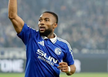 Moussa Sylla, delantero vinculado con el Sevilla FC, disputando un partido con el Schalke 04. | Imagen: X.