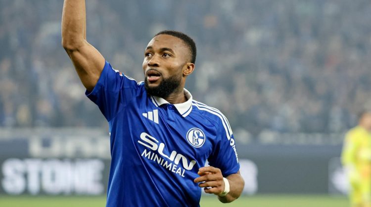 Moussa Sylla, delantero vinculado con el Sevilla FC, disputando un partido con el Schalke 04. | Imagen: X.