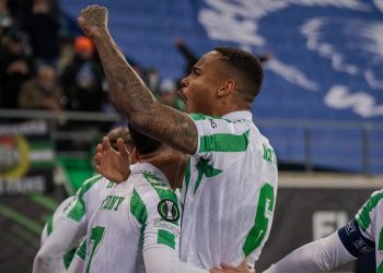 Natan abrazando a Antony en la celebración de un gol en un partido del Real Betis. | Imagen: perfil de X @ZonaMixta__.