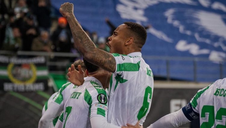 Natan abrazando a Antony en la celebración de un gol en un partido del Real Betis. | Imagen: perfil de X @ZonaMixta__.