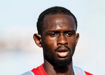 Nianzou realizando un ejercicio en una sesión de entrenamiento con el Sevilla. | Imagen: X.