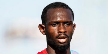 Nianzou realizando un ejercicio en una sesión de entrenamiento con el Sevilla. | Imagen: X.