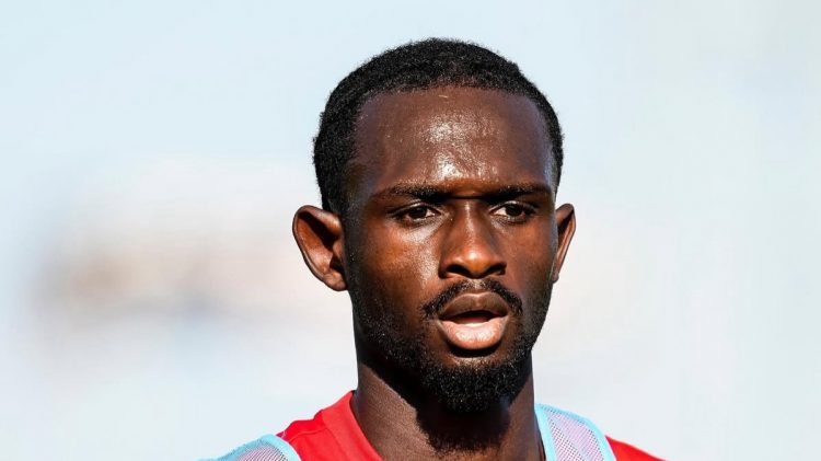 Nianzou realizando un ejercicio en una sesión de entrenamiento con el Sevilla. | Imagen: X.