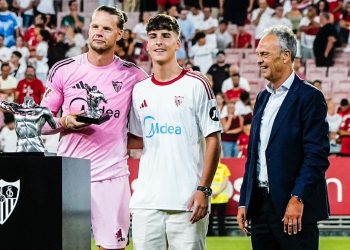 Nyland posando junto a Aitor Puerta y Joaquín Caparrós en la entrega de premios del XIV Trofeo Antonio Puerta. | Imagen: perfil de X @SevillaFC.