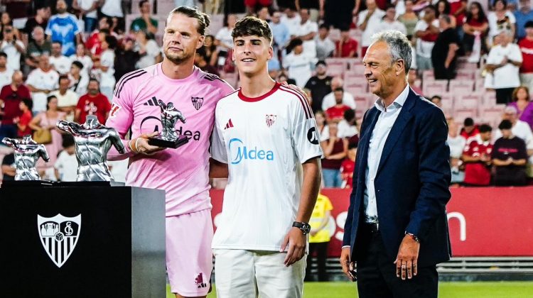 Nyland posando junto a Aitor Puerta y Joaquín Caparrós en la entrega de premios del XIV Trofeo Antonio Puerta. | Imagen: perfil de X @SevillaFC.