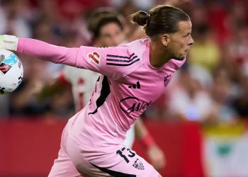 Nyland con el balón en la mano en una acción del Sevilla - Getafe. | Imagen: página web Sevilla FC.
