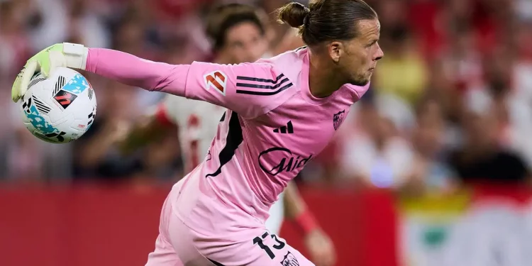 Nyland con el balón en la mano en una acción del Sevilla - Getafe. | Imagen: página web Sevilla FC.
