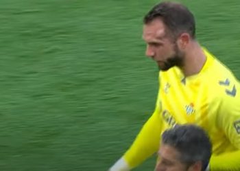 Pau López siendo sustituido por un golpe en la cabeza. | Imagen: X.