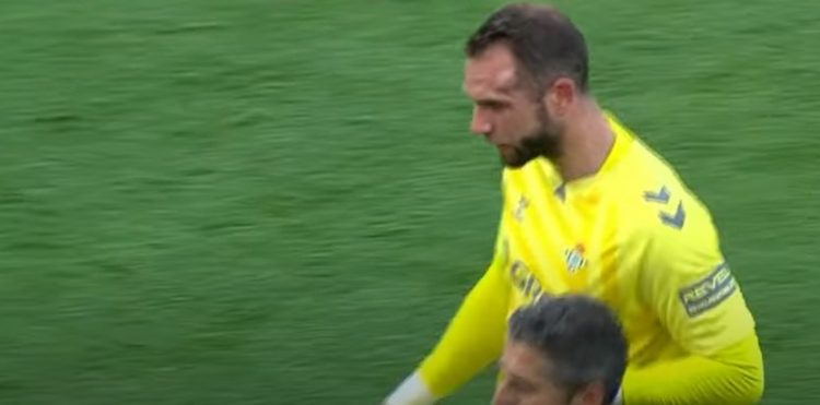 Pau López siendo sustituido por un golpe en la cabeza. | Imagen: X.