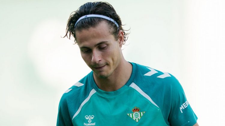 Rodrigo Riquelme realizando una sesión de entrenamiento con el Real Betis. | Imagen: perfil de X @RealBetis.