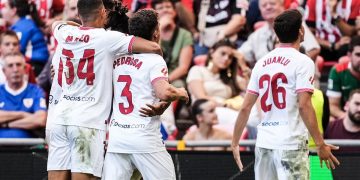Jugadores del Sevilla celebrando uno de los goles anotados en San Mamés. | Imagen: perfil de X @SevillaFC.