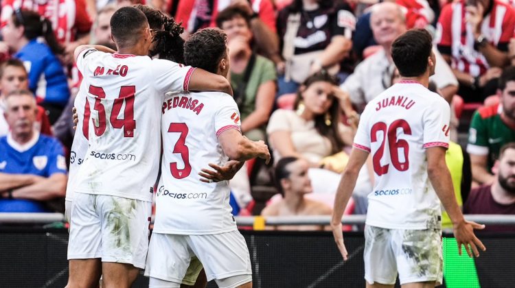 Jugadores del Sevilla celebrando uno de los goles anotados en San Mamés. | Imagen: perfil de X @SevillaFC.