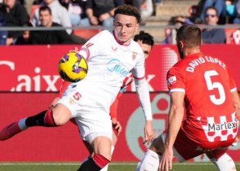 Rubén Vargas disputando el balón en un Girona Sevilla. | Imagen: perfil de X @ZonaMixta__.