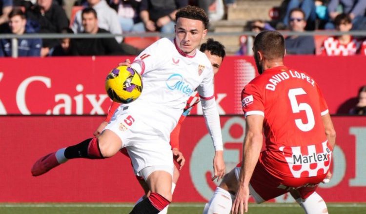 Rubén Vargas disputando el balón en un Girona Sevilla. | Imagen: perfil de X @ZonaMixta__.