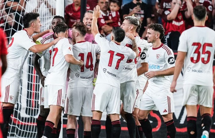 Jugadores del Sevilla FC durante una celebración. | Imagen: perfil de X @SevillaFC.