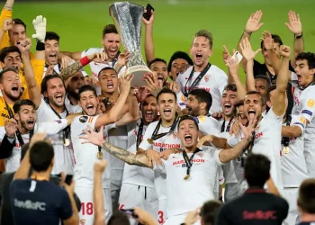 Jugadores del Sevilla FC levantando la sexta Europa League. | Imagen: página web Sevilla FC.