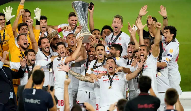 Jugadores del Sevilla FC levantando la sexta Europa League. | Imagen: página web Sevilla FC.
