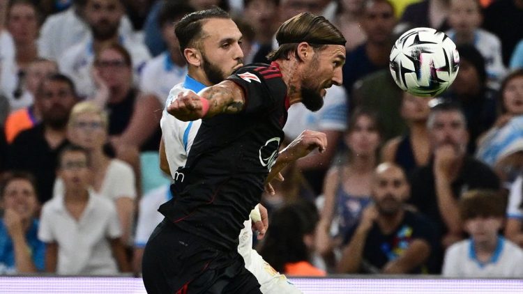 Gudelj, jugador del Sevilla FC, disputando el balón de cabeza. | Imagen: perfil de X @ZonaMixta__.