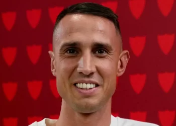 Odysseas Vlachodimos posando en una entrevista. | Imagen: página web Sevilla FC.