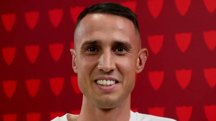 Odysseas Vlachodimos posando en una entrevista. | Imagen: página web Sevilla FC.