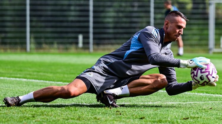 Odysseas Vlachodimos, nuevo fichaje del Sevilla FC, realizando una sesión de entrenamiento con el Newcastle. | Imagen: X.