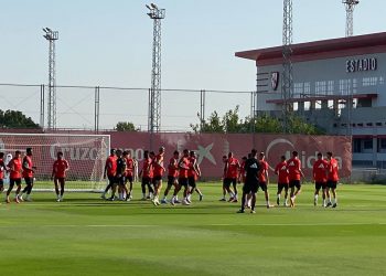 Jugadores del Sevilla FC realizando ejercicios de activación durante una sesión de entrenamiento. | Imagen: Luis Alfonso Fernández.