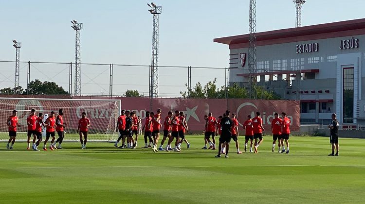 Jugadores del Sevilla FC realizando ejercicios de activación durante una sesión de entrenamiento. | Imagen: Luis Alfonso Fernández.