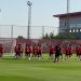 Jugadores del Sevilla FC realizando ejercicios de activación durante una sesión de entrenamiento. | Imagen: Luis Alfonso Fernández.