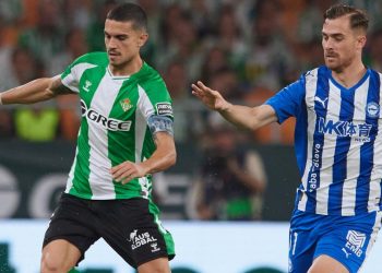Marc Bartra disputando el balón contra Toni Martínez. | Imagen: perfil de X @RealBetis.