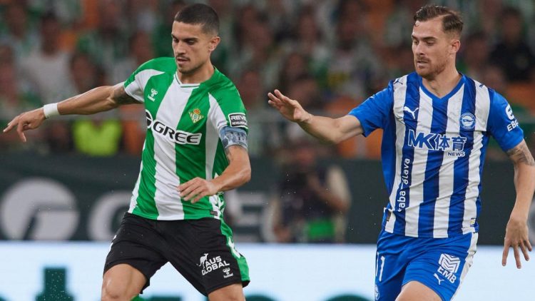 Marc Bartra disputando el balón contra Toni Martínez. | Imagen: perfil de X @RealBetis.