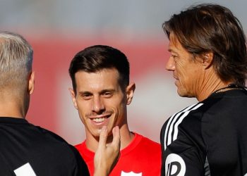 Alfon saludando al staff técnico del Sevilla FC en un entrenamiento. | Imagen: perfil de x @SevillaFC.