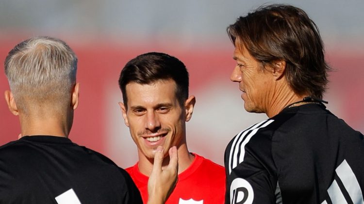 Alfon saludando al staff técnico del Sevilla FC en un entrenamiento. | Imagen: perfil de x @SevillaFC.