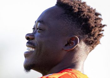 Akor Adams realizando una sesión de entrenamiento con el Sevilla FC. | Imagen: perfil de X @SevillaFC.