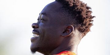 Akor Adams realizando una sesión de entrenamiento con el Sevilla FC. | Imagen: perfil de X @SevillaFC.