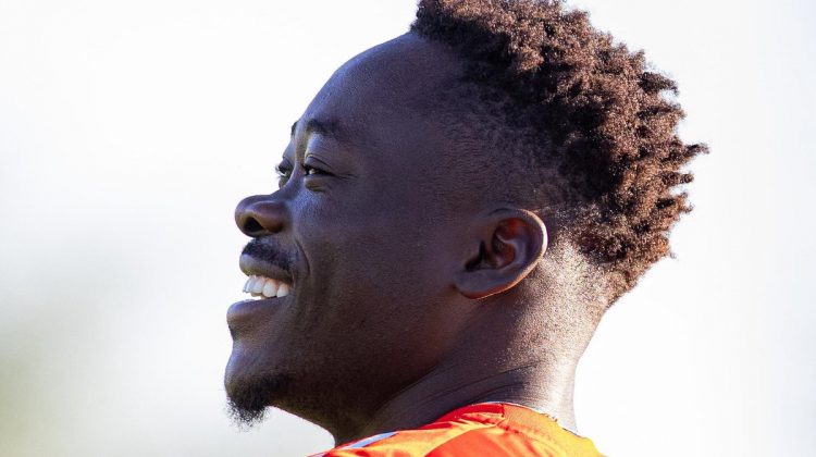 Akor Adams realizando una sesión de entrenamiento con el Sevilla FC. | Imagen: perfil de X @SevillaFC.