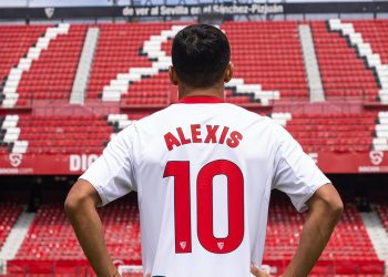 Alexis Sánchez posando sobre el césped del Ramón Sánchez-Pizjuán. | Imagen: perfil de X @SevillaFC.