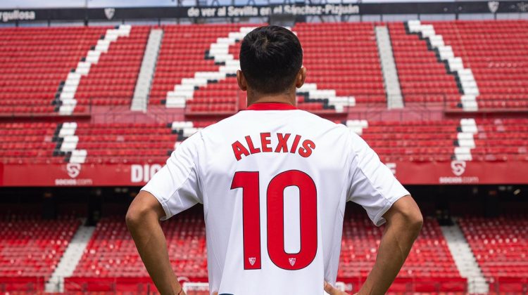 Alexis Sánchez posando sobre el césped del Ramón Sánchez-Pizjuán. | Imagen: perfil de X @SevillaFC.