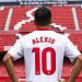 Alexis Sánchez posando sobre el césped del Ramón Sánchez-Pizjuán. | Imagen: perfil de X @SevillaFC.