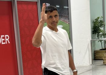 Alexis Sánchez en su llegada al aeropuerto de Sevilla. | Imagen: X.