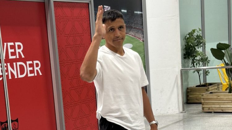 Alexis Sánchez en su llegada al aeropuerto de Sevilla. | Imagen: X.