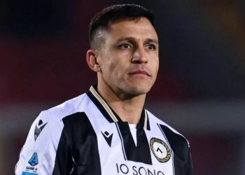 Alexis Sánchez, fichaje del Sevilla FC, disputando un partido con el Udinese. | Imagen: X.