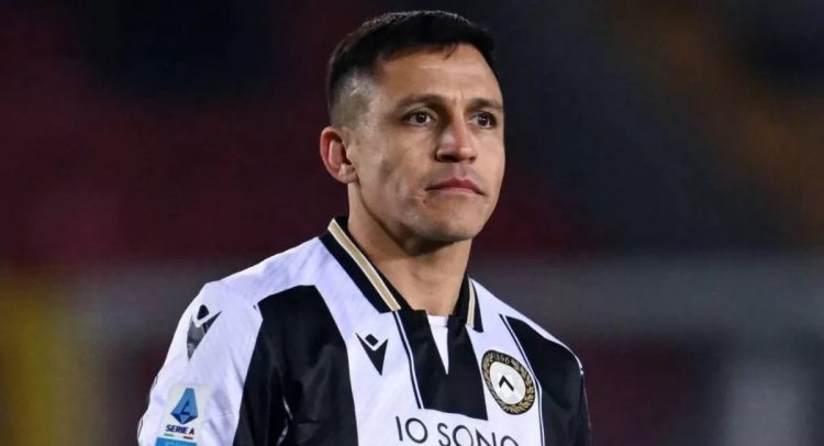 Alexis Sánchez, fichaje del Sevilla FC, disputando un partido con el Udinese. | Imagen: X.