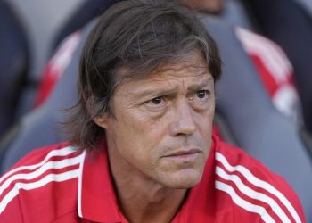 Matías Almeyda sentado en el banquillo durante un partido del Sevilla. | Imagen: perfil de X @ZonaMixta__.